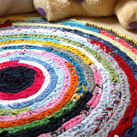 Hay muchísimas opciones diferentes a la hora de manejar este material, que al no deshilacharse es muy cómodo. ALFOMBRA REDONDA DE COLORES | Alfombras redondas, Alfombras, Alfombra trapillo