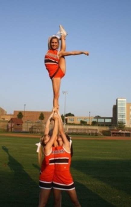 Strong Flyer Cheer Poses Cheer Team Pictures Cool Cheer Stunts