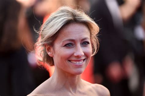 Ah ah, anne sophie lapix qui critique le salaire des footballeurs payés par des entreprises privées alors qu'elle est payée une fortune pour lire un prompteur par nos impôts. Anne-Sophie Lapix : Une mère aimante qui protège ses deux fils