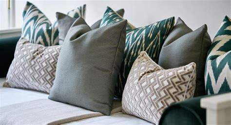 How To Arrange Cushions On A Sofa 9 Style Ideas Cushion Arrangement