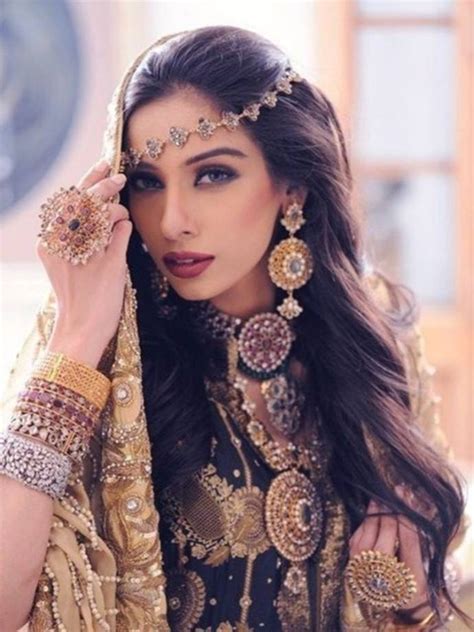 If your wedding style goes vintage, this bridal hair will up the ante. Indian Bridal Hairstyle - Latest Dulhan Hairstyles For Wedding