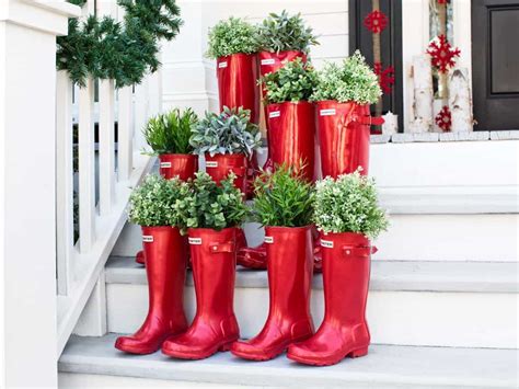 Between buying presents and cooking the big meal, who has days to devote to decorating every corner of their home for the holidays? Christmas Decorating Ideas for Your Porch