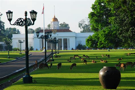 Berlangsung acara konferensi panca negara sebagai konferensi untuk persiapan konferensi asia afrika (kaa) di bandung 1955. Bima: Istana Bogor Surga Dunia oleh Rizal Amri ...