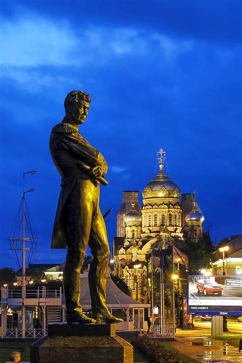 Les plus beaux monuments de saint petersbourg et les plus intéressants même s'ils sont moins connus. Krusenstern Monument ~ Saint-Petersburg, Russia (by Andrew ...