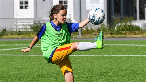 Fotball er en ballidrett mellom to lag, hvert bestående av elleve spillere, hvor formålet er å få ballen flest ganger inn i motstanderlagets mål. Vil du trene mer fotball? / Stabæk