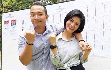 Jun 25, 2021 · artis sinetron intan rj mengaku tiga jam bicara sendiri di makam suami, curhat dan menangis intan mengakui bahwa psikisnya saat ini sudah menerima kepergian sang suami, walau terkadang masih terasa akan kesepian selama di rumah. Intan RJ Bagi-Bagi Barang Milik Mendiang Suami Untuk Hapus ...