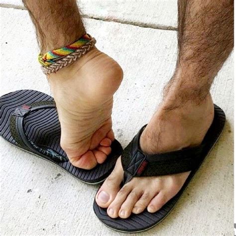 Pin By Gabriel Iberth On Chinelos Male Feet Barefoot Men Mens Flip