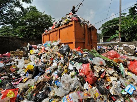 Kesan pembuangan sisa domestik di kawasan perumahan. 22,000 Tan Sampah Dikutip Minggu Pertama Aidilfitri ...