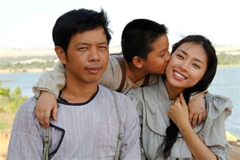 Đoàn nghệ sĩ hoài linh trao bảng tượng trưng hỗ trợ xây nhà tình thương cho một hộ dân trị giá 50 triệu đồng (ảnh: Hoài Linh có bao nhiêu con nuôi?