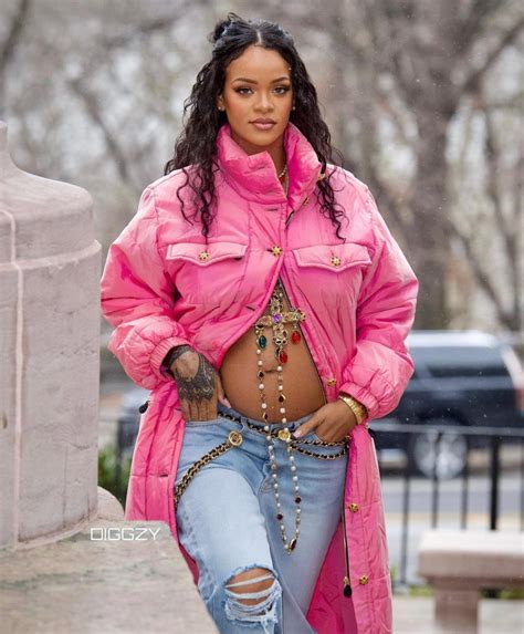 Rihannas Maternity Style Is As Bold As It Gets Savoir Flair