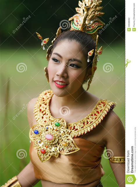 Señora Tailandesa Hermosa En Vestido Tradicional Tailandés Del Drama