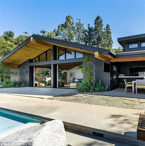 Beverly Hills 90210 Vet Jennie Garth Lists Her Home For 45million