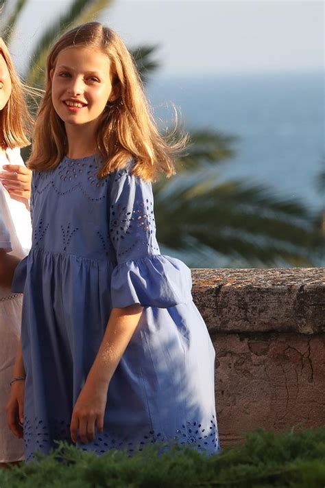 Leonor Una Princesa Con Vestido Azul De Zara En El Posado Oficial Del