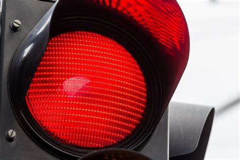 Sinal vermelho Confira as 10 infrações mais cometidas no trânsito da