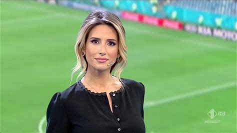 Versatile creations which exude the elegance and passion of the feminine universe. Giorgia Rossi - Sport Mediaset 112 - TELEGIORNALISTE ...