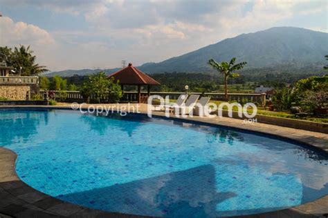 Baru 34 Kolam Renang Di Kaki Gunung Gambar Gapura