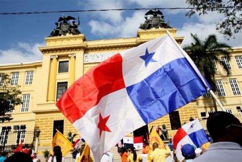 Jóvenes Panameños Con La Antorcha En Alto Bayano Digital