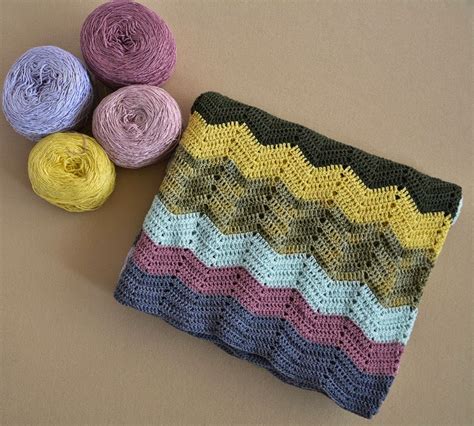 Create a snuggly gift for the new arrival! Classic Double Crochet Ripple Blanket Pattern ⋆ Crochet ...