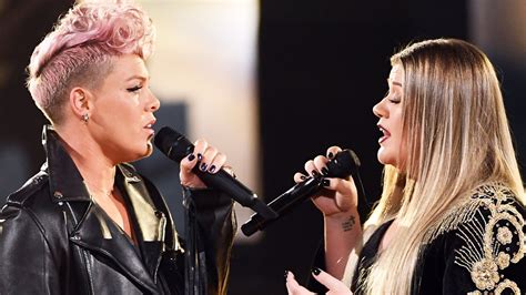 Kelly Clarkson And Pink Perform Everybody Hurts Duet At 2017 American