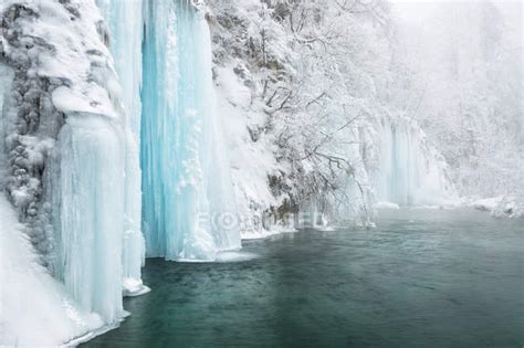 Frozen Lakes And Waterfalls — Daytime Landscape Stock Photo 166105558