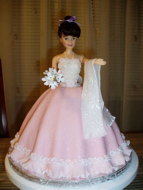 Hooped skirts are tailored in towards the waistline. Doll Cake — La Quinceanera | Идеи для торта, Принцессы, Торт