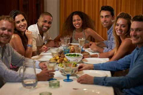 Las tapas en casa son uno de los recursos más socorridos para picotear en una cena con amigos. Ideas para festejar el Día del Amigo - Actualidad: famosos ...