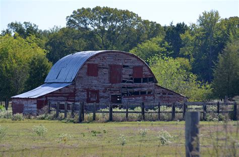 East Texas Barn Never Saw One Rounded Like This Old Barns Barns