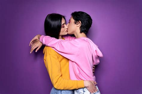 Download Free Lesbian Kiss Wallpapers