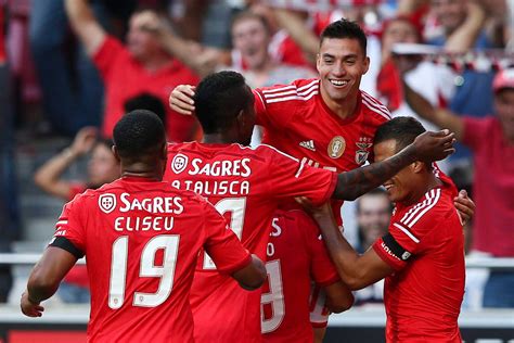 Benfica / Benfica fans turn Lisbon red as they celebrate 33rd