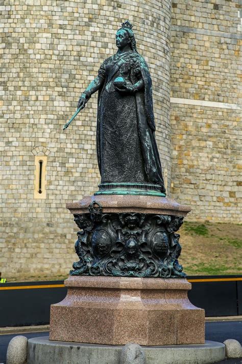 Statue Of Queen Victoria In Front Of Windsor Castle Stock Photo Image