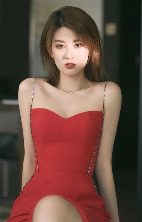 Qiao Xin Is Super Glamorous In A Red Dress With A Strapless Tube Top
