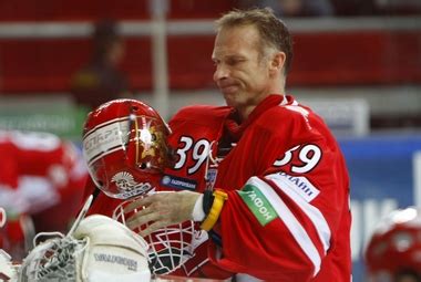 Dominik hasek is inducted into the hockey hall of fame. Dominik Hašek se do NHL nevrátí, legendární gólman ...