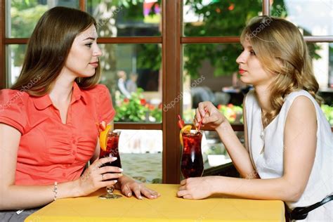 dos mujeres hablando en el café — fotos de stock © alexshalamov 49313861
