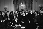 File:Lyndon Johnson signing Civil Rights Act, July 2, 1964.jpg ...