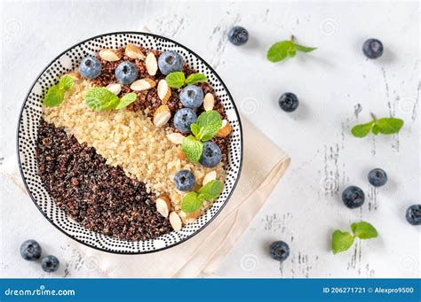 Tigela De Quinoa Cozida Com Porcas E Mirtilos Imagem De Stock Imagem