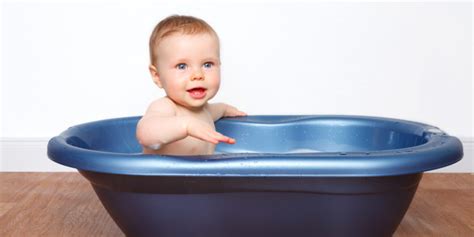 Sicherlich ist das warm baden angenehm und erholsam nach den anstrengungen der schwangerschaft und nach einem kaiserschnitt. Säuglinge gleich nach der Geburt besser nicht baden ...