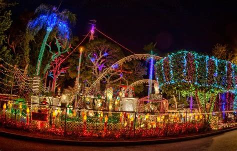 Every Year The Oakdale Christmas House In Florida Puts On One Heck Of