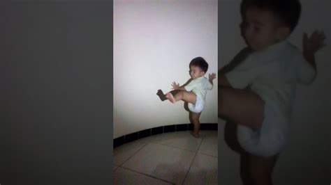 Bebê Brincando Com A Sombra Youtube