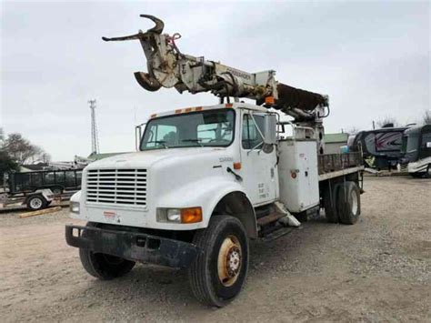 International 4800 2000 Bucket Boom Trucks