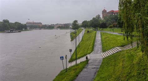 Fotografia autorstwa niezastąpionego użytkownika cracusiac. Przez Kraków przechodzi fala kulminacyjna. Ma 5,8 m ...