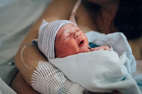 Mother Holding Newborn Baby Del Colaborador De Stocksy Cameron