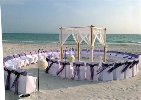 For a romantic beach wedding idea, wait for the sun to start sinking in the sky and snap a romantic shadow shot like this one. 20 AMAZING BEACH WEDDING IDEAS...... - Godfather Style