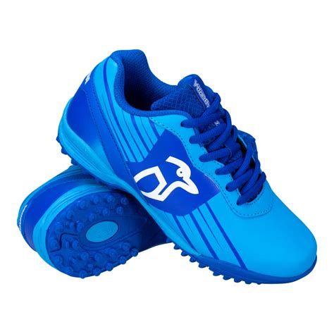 Schuhe auf schnürsenkeln sind gebunden. Kookaburra Neon Junior Hockey Schuhe - Blau (2020/21)