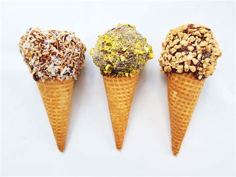 Ice cream is typically served frozen, around 0 f, whereas gelato is. Gelato Ice Cream Sundae Cones - Difference Between Gelato ...