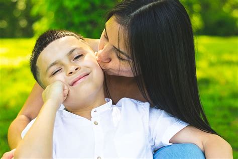 Mujer Besando Chico Adorable Afecto Niño Beso Amor Mamá Unión