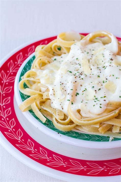 The real magic of this easy alfredo sauce is that it reheats so well. 5 Ingredient Cream Cheese Alfredo Sauce Recipe. Easy, fast ...