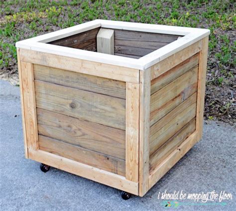 No bolts, no screws, simple design. How to Make a Rolling Planter Box | Planter boxes, Wood ...