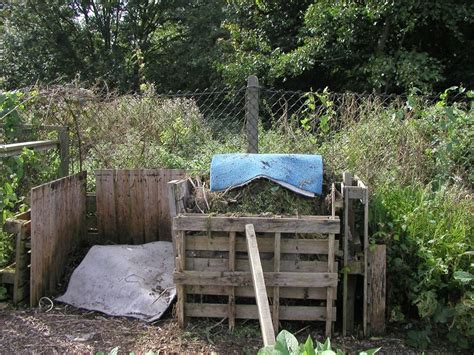 One of the simplest ways to compost food scraps is in a sunken garbage can. How to Build Compost Bins from Pallets - Allotment & Gardens