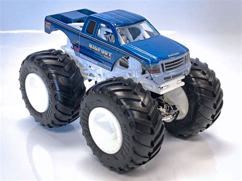 Hot Wheels Super Duty Bigfoot Toy 164 Scale Bigfoot 4x4