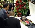 Michael Jackson será sepultado en féretro de bronce bañado en oro y ...